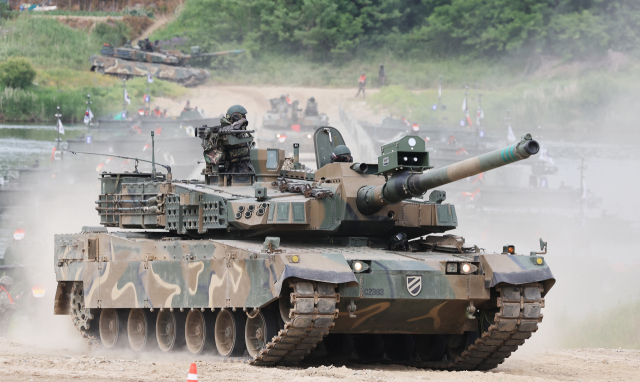 지난 5월 24일 경기도 여주시 연양동 남한강 일대에서 열린 육군 제11기동사단 도하훈련에서 K2 전차가 부교를 건너고 있다. 연합뉴스