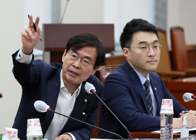 국민의힘 조경태(왼쪽) 의원이 12일 교육위 전체회의에서 김남국 의원 관련 의사진행 발언을 요청하고 있다. 연합뉴스