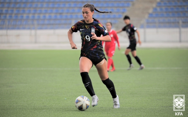 케이시 유진 페어가 지난 4월 아시아축구연맹(AFC) U-17 여자 아시안컵 예선에 출전해 경기를 하고 있다. 대한축구협회 제공