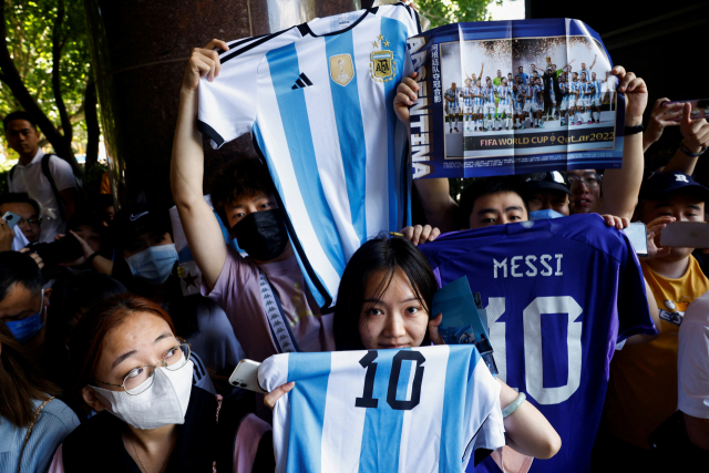 중국의 리오넬 메시 팬들이 지난 10일 베이징의 한 호텔 앞에서 메시의 도착을 기다리고 있다. 메시는 아르헨티나 축구 대표팀 일원으로 호주와의 친선경기를 위해 중국에 입국했다. 로이터연합뉴스