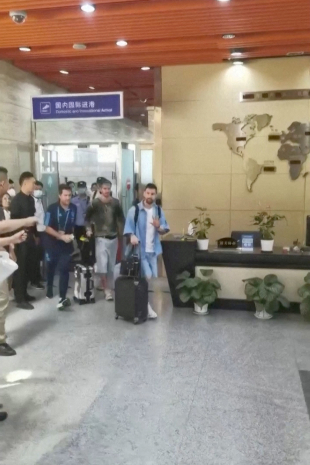 호주 축구 대표팀과 친선 경기를 위해 지난 10일 중국 베이징에 도착한 아르헨티나의 리오넬 메시(맨 앞)가 팬들을 향해 손을 흔들며 공항 입국장을 빠져나오고 있다. 비디오화면 캡처. 로이터연합뉴스