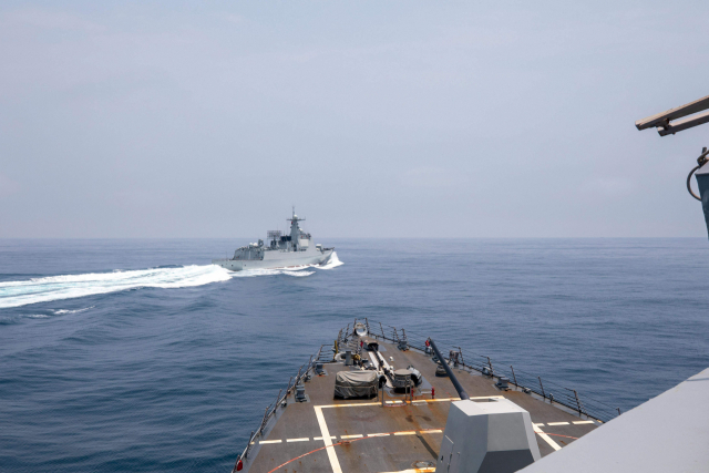미 해군이 지난 3일 대만해협에서 중국군 함정이 위협 항해를 했다며 공개한 영상 속 한 장면. AFP연합뉴스
