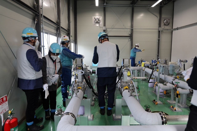 한국 정부의 후쿠시마 오염수 전문가 시찰단이 지난달 24일 후쿠시마 원전을 시찰을 하고 있다. 도쿄전력 제공
