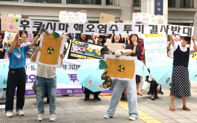 일본 방사성 핵오염수 해양투기를 반대하는 부산 여성·학부모·생협·풀푸리단체 기자회견이 14일 오전 부산시청 앞에서 열려 참가자들이 퍼포먼스를 펼치고 있다. 정대현 기자 jhyun@