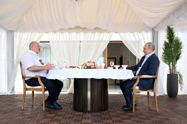 푸틴(오른쪽) 러시아 대통령과 루카셴코 벨라루스 대통령이 이달 초 러시아 소치에서 식사를 하고 있다. EPA연합뉴스