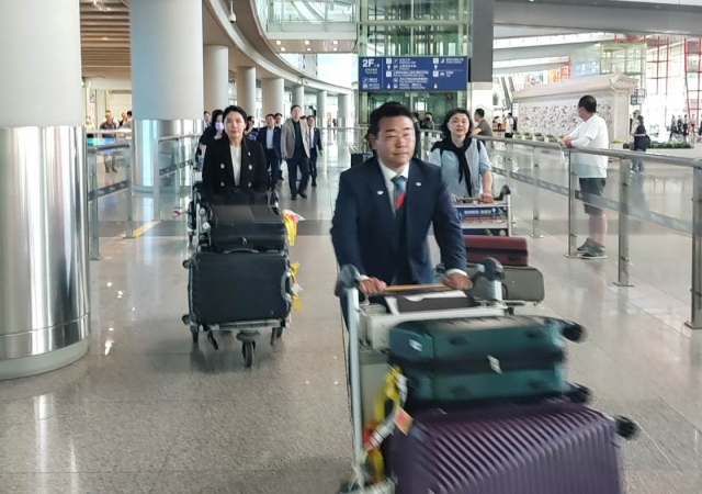 더불어민주당 방중단의 일원으로 중국을 방문한 박정 의원과 신현영 의원 등이 15일 베이징 서우두국제공항 입국장을 빠져나오고 있다. 연합뉴스