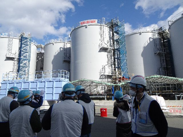 도쿄전력 관계자들이 지난 2일 후쿠시마 제1원자력발전소에서 외신 기자들에게 오염수 저장탱크를 설명하고 있다.연합뉴스