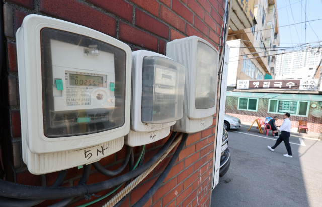 작년부터 전기요금이 40% 가까이 인상된 가운데 전보다 전기를 적게 쓰는 만큼 요금을 깎아주는 한국전력의 '에너지 캐시백' 신청이 많이 늘어났다. 사진은 서울 시내 한 건물의 전자식전력량계 모습. 연합뉴스
