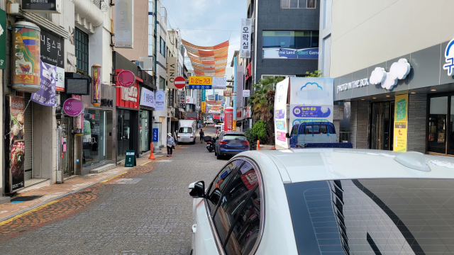 ‘차 없는 거리’ 경남 진주시 로데오거리에 불법주정차된 차량들이 즐비하다.