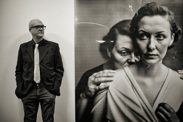 독일 사진작가 보리스 엘다크젠(왼쪽)은 지난 4월 ‘소니 월드 포토그래피 어워드’ 수상작인 작품(오른쪽)이 AI를 활용해 만든 사진이라며 수상을 거부해 화제를 모았다. 로이터연합뉴스