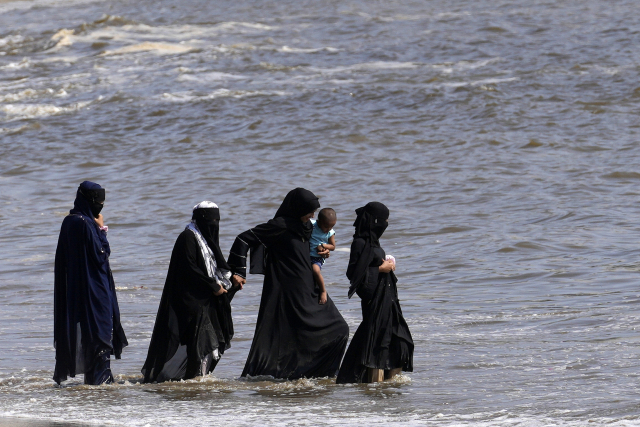 이상고온 현상으로 폭염이 이어지는 인도의 무슬림 여성들이 지난달 아리비아해에서 더위를 식히고 있다. AP연합뉴스연합뉴스