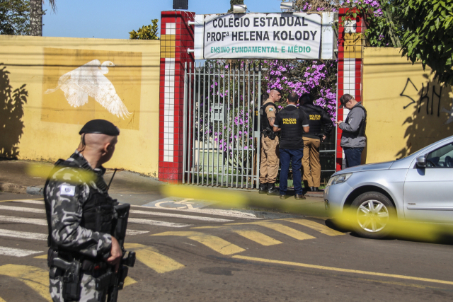 19일(현지 시간) 총기 사고가 발생한 브라질 파라나주 캄베의 한 공립 중고등학교에서 군경이 경계근무를 서고 있다 EPA연합뉴스