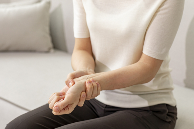손목의 각도를 과하게 틀거나 손목 신경에 압박을 주는 자세를 오래 유지하면 손목터널증후군 위험이 커진다.