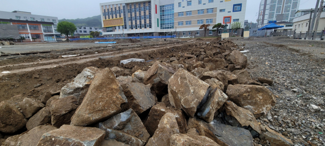 남해교육지원청이 남해초등학교 운동장 배수로 공사를 무단으로 진행해 물의를 빚고 있다.