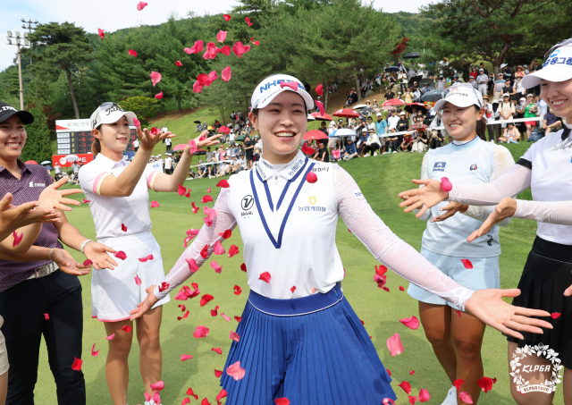 25일 끝난 한국여자프로골프(KLPGA) 투어 BC카드 한경 레이디스컵에서 우승한 박민지가 동료들의 꽃잎 축하를 받고 있다. KLPGA 제공