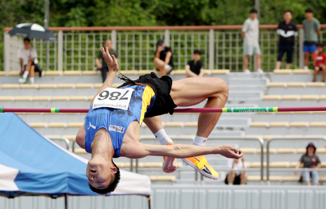 한국 남자 높이뛰기 간판 우상혁이 25일 강원도 정선종합운동장에서 열린 2023 전국육상선수권대회 남자 높이뛰기 결선에서 2m33을 넘어 올해 기록 부문 세계 공동 1위에 올랐다. 대한육상연맹 제공