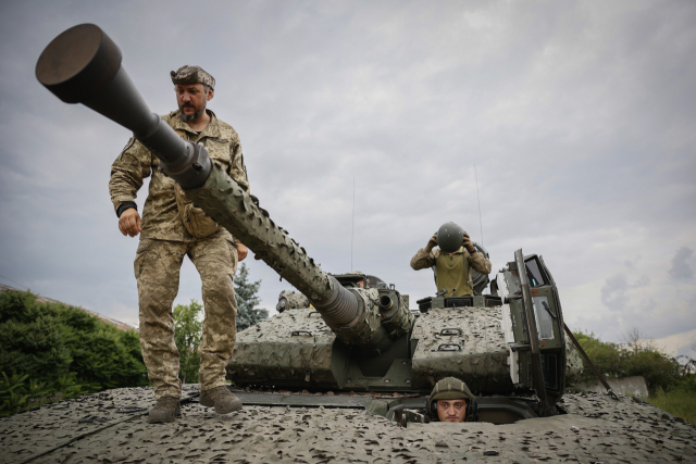 우크라이나 군인들이 지난 25일(현지 시간) 우크라이나 도네츠크 지역 바흐무트 인근에서 주력 탱크를 타고 전투 준비를 하고 있다. AP연합뉴스