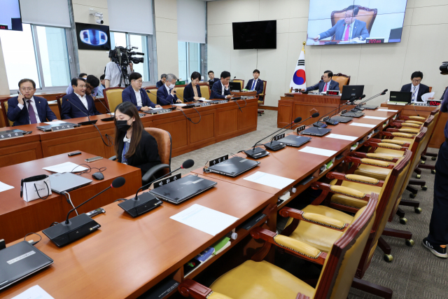 지난 26일 오후 국회에서 열린 과학기술정보방송통신위원회 전체회의에서 여당 의원들의 자리가 비어 있다. 연합뉴스
