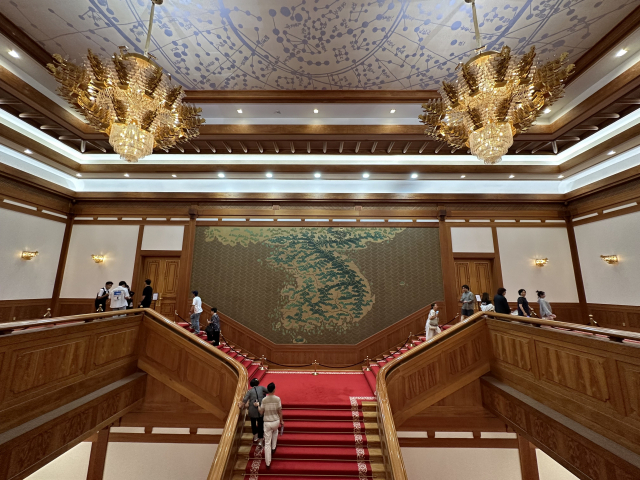 청와대 본관 로비와 2층을 연결하는 계단. 전통 궁궐 건축 양식을 바탕으로 한 외부와 달리 본관 내부는 샹들리에와 레드카펫 등 화려한 서양식 장식이 눈길을 끈다.