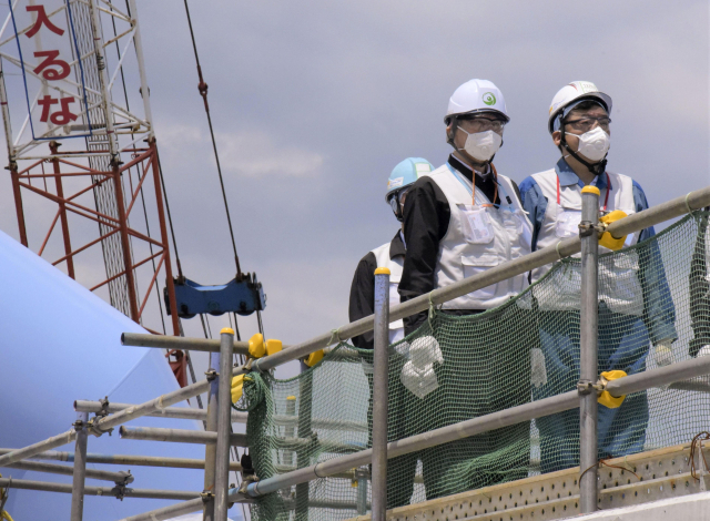 일본 후쿠시마 오염수 방류가 임박한 가운데 야마나카 신스케 일본 원자력규제위원장(왼쪽)이 24일 후쿠시마 제1원자력발전소 오염수 방류 설비를 시찰하고 있다. 연합뉴스
