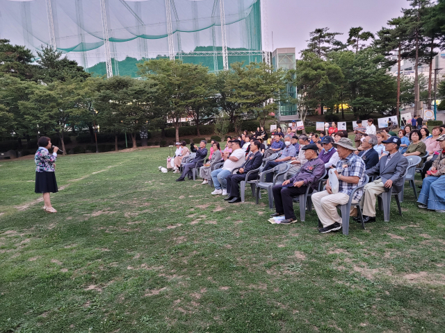 시사위문화예술인협회(회장 김경희)는 최근 부산 남구 평화공원 중앙분수대 일원에서 회원, 시민 등 300여 명이 참석한 가운데 창립 12주년 기념 정기총회와 ‘시 낭송·음악 콘서트’를 열었다.