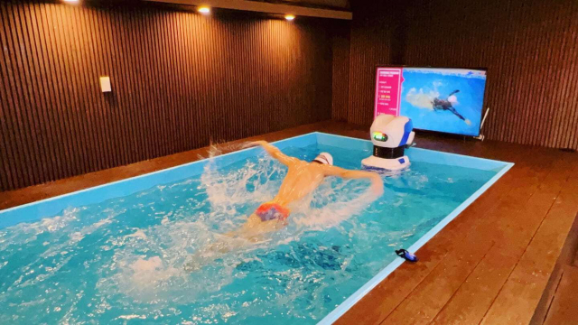 스크린 수영장 '스윔핏' 성수점에서 한 수영강사가 사용법을 시연하는 모습. 더메이커스 제공