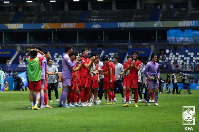 2일(한국시간) 태국 빠툼타니 스타디움에서 열린 2023 아시아축구연맹(AFC) 17세 이하(U-17) 아시안컵에서 준우승을 차지한 한국 대표팀 선수들이 팬들을 향해 인사하고 있다. 대한축구협회 제공