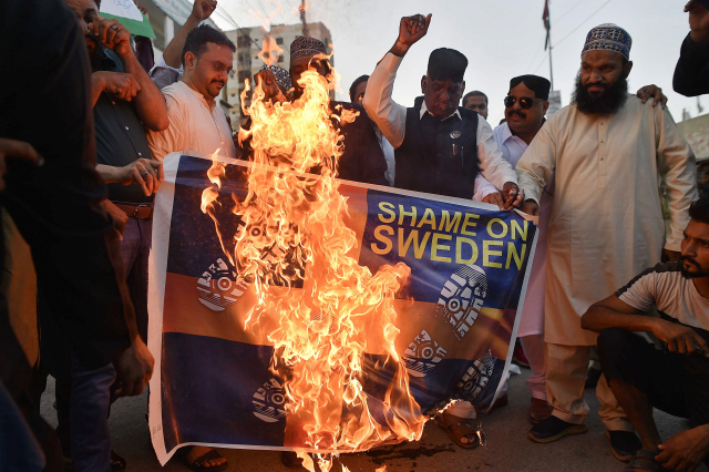 2일(현지 시간) 파키스탄에서 시위대가 쿠란 소각에 대항해 스웨덴 국기를 불태우고 있다. EPA연합뉴스