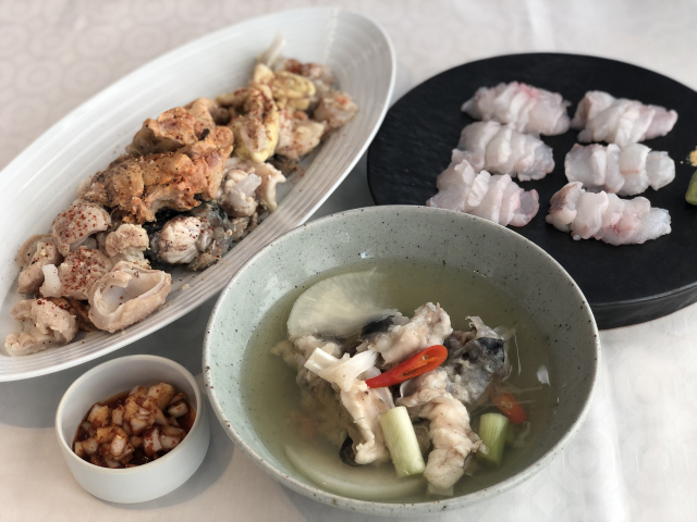 통영 미륵산 자락에 위치한 해산물 오마카세 식당 '야소주반'의 아귀 수육·회·탕 요리.