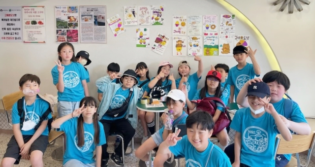 통영벽방초등학교 학생들이 로컬푸드 오감체험 프로그램을 통해 맛본 고메원도넛의 감상을 그림으로 표현해 직영점에 전달했다. 욕지고메원 제공