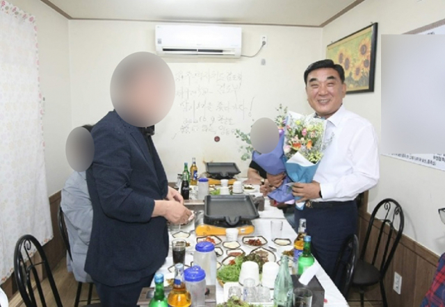 김두겸 울산시장이 축제장에서 20대 안전요원 사망사고가 발생한 지난 1일 저녁 인근 식당에서 지역 유지 등과 만찬을 즐기고 있다. 독자 제공