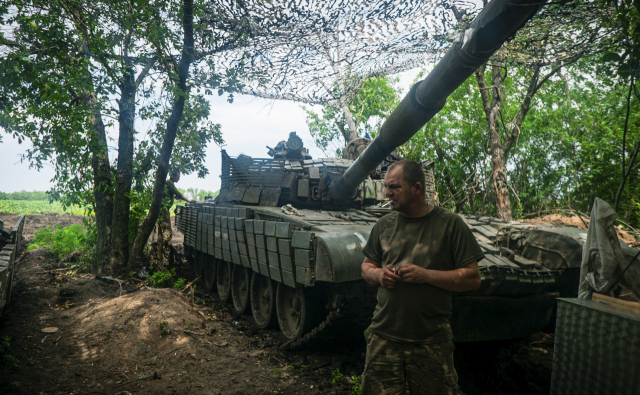우크라이나의 대반격이 예상보다 더디다는 일각의 지적에 대해 바우어 나토 군사위원장은 “놀랄 일이 아니다”며 우크라이나를 계속 지원하는 게 중요하다고 밝혔다. 우크라이나군이 지난 2일(현지 시간) 동부 전선에서 전투를 준비하고 있다. EPA연합뉴스