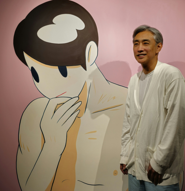아마노 다케루 작가가 부산에서 한국 첫 공식 개인전을 가진다. 작품 ‘A Man’ 앞에 선 아마노 작가. 오금아 기자