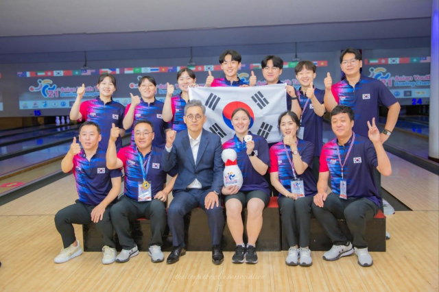 우리나라 볼링 기대주 최유린(앞줄 오른쪽 세 번째)은 지난 7일 태국 방콕에서 열린 제221회 아시아 청소년 선수권대회 여자 개인전에서 금메달을 차지했다. 대한볼링협회 제공
