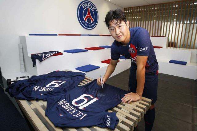 이강인이 프랑스 프로축구 리그1 명문 파리 생제르맹(PSG) 유니폼으로 갈아입었다. 등번호 19번이 새겨진 자기 유니폼에 사인을 하고 있는 이강인. PSG홈페이지 캡처