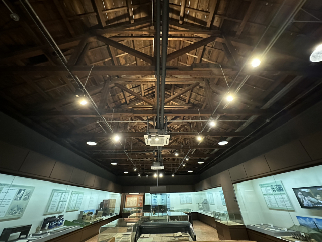 서울교육박물관의 내부. 지붕의 목재 골조가 그대로 드러나 있다.