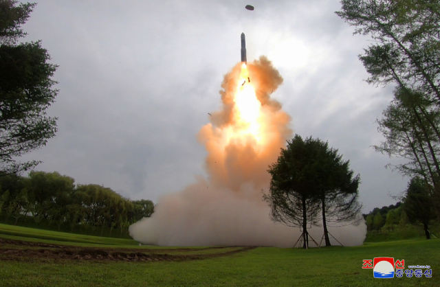 북한이 지난 12일 김정은 국무위원장이 참석한 가운데 신형 고체연료 대륙간탄도미사일(ICBM) 화성-18형의 시험발사를 감행했다고 13일 조선중앙통신이 보도했다. 연합뉴스 제공.