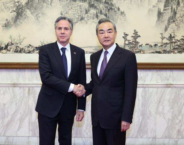 토니 블링컨(왼쪽) 미국 국무장관과 왕이 위원이 지난달 중국 베이징에서 악수하고 있다. 연합뉴스
