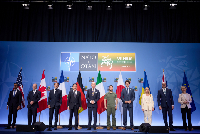 G7 정상들과 볼로디미르 젤렌스키 우크라이나 대통령이 나란히 서서 기념촬영을 하고 있다. UPI연합뉴스