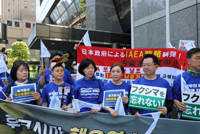 후쿠시마 핵오염수 해양투기 저지 국회의원단이 12일 도쿄에서 후쿠시마 오염수 해양투기 저지 도보행진을 하고 있다. 후쿠시마 핵오염수 해양투기 저지 국회의원단 제공