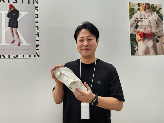 (주)크리스틴컴퍼니 이민봉 대표가 부산 동구 초량동 기업부설연구소에서 올여름 온라인 패션 스토어 ‘무신사’에서 가장 많이 판매한 신발인 ‘크리스틴’ 샌들을 소개하고 있다.