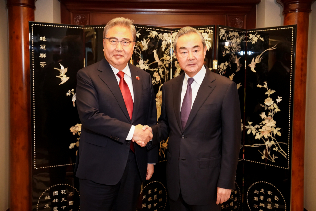 박진(왼쪽) 장관과 왕이 위원이 지난 14일 회담 전 악수를 하고 있다. 외교부 제공