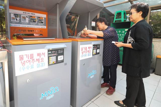 주요 외신이 한국의 음식물 쓰레기 재활용 시스템에 주목하고 있다. 시민들이 아파트 단지 내 음식물 쓰레기 수거함을 이용하고 있다. 연합뉴스