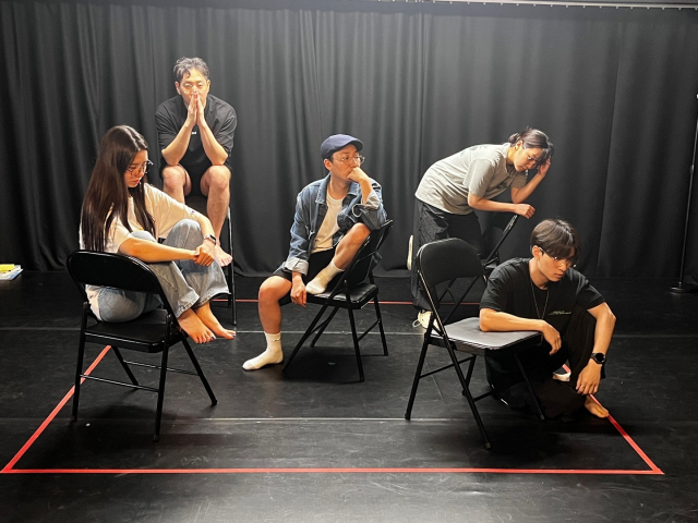 연극 ‘악당의 색: 퍼플’을 연습하는 배우들. 극단 아이컨텍 제공