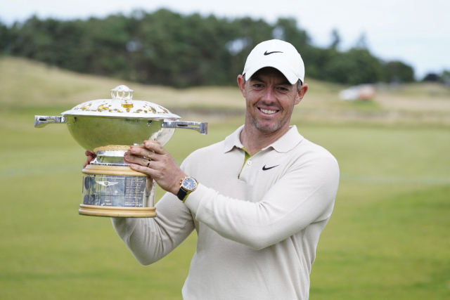 로리 매킬로이는 16일 영국 스코틀랜드 노스베릭의 더 르네상스클럽(파70·7천237야드)에서 끝난 미국프로골프(PGA) 투어 제네시스 스코틀랜드오픈(총상금 900만 달러)에서 우승했다. AP연합뉴스