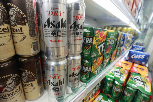 최근 일본 맥주 수입액이 급증한 가운데 17일 한 대형마트에 일본 맥주가 진열돼 있다. 연합뉴스