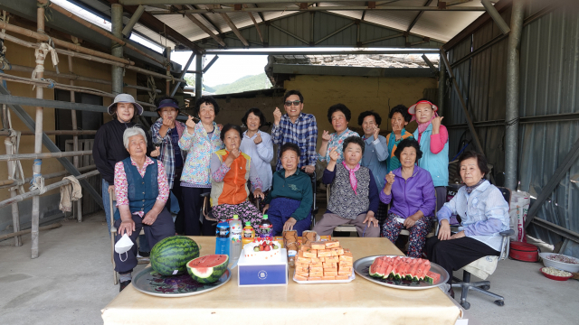 경남 창녕군 이방면 모곡마을 주민들이 지난 5월 따오기 이소를 축하하는 마을잔치를 열었다. 창녕군 제공
