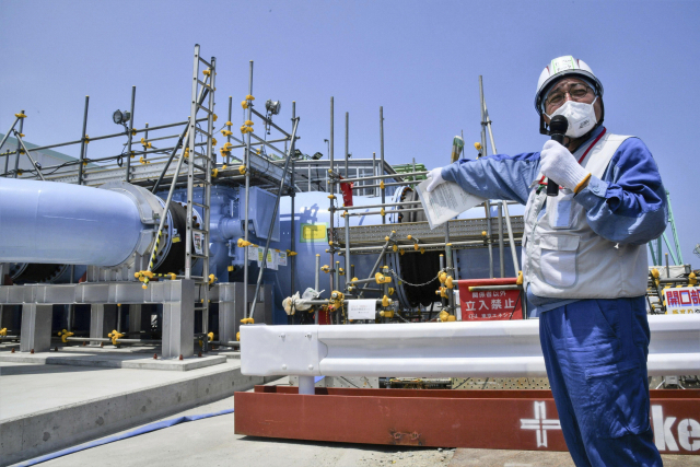 지난달 26일 도쿄전력 직원이 후쿠시마 오염수 방류 시설에 대해 설명하고 있다. AP연합뉴스