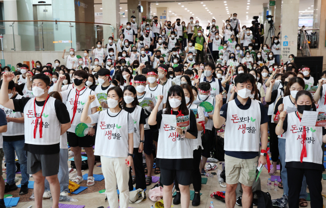 부산대학교병원 노조가 18일 오후 부산 서구 부산대병원 본관 로비에서 병원 측에 파업 해결을 촉구하는 집회를 갖고 있다. 강선배 기자 ksun@