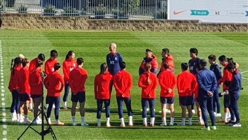 2023 FIFA 호주·뉴질랜드 여자월드컵에 참가하는 한국 여자축구대표팀이 지난 12일 호주 시드니 서부 토머스 헤셀 성공회 고등학교에 마련된 적응 훈련장 가운데에 모여 콜린 벨 감독의 훈련 지시를 받고 있다. 연합뉴스